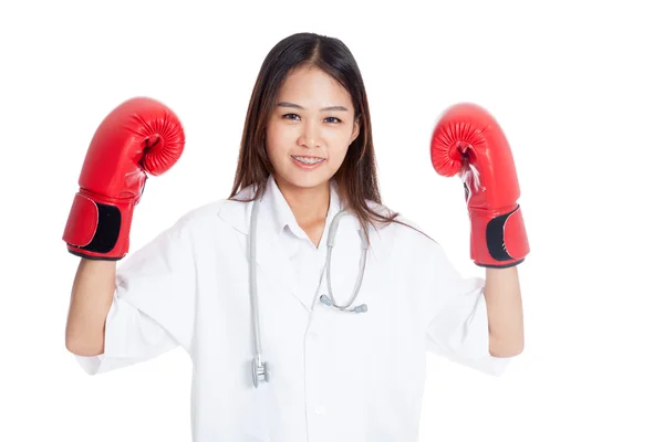 Giovane asiatico medico donna guardia con guanto da boxe — Foto Stock