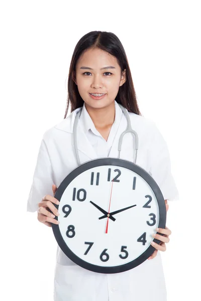 Jeune asiatique femme médecin tenir une horloge — Photo