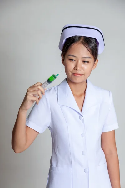 Junge asiatische Krankenschwester mit Spritze — Stockfoto