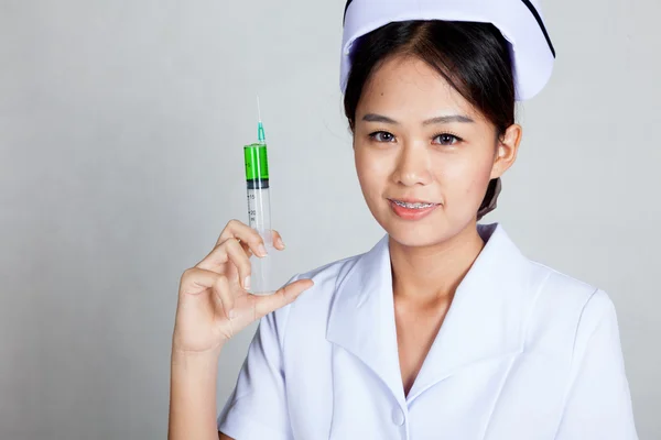 Junge asiatische Krankenschwester halten Spritze — Stockfoto