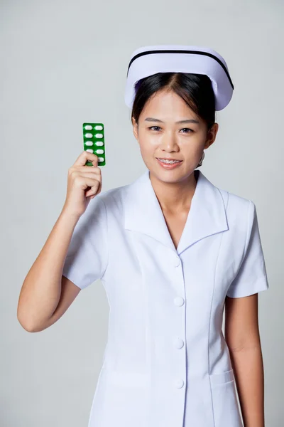 Junge asiatische Krankenschwester zeigen Packung Tablette — Stockfoto