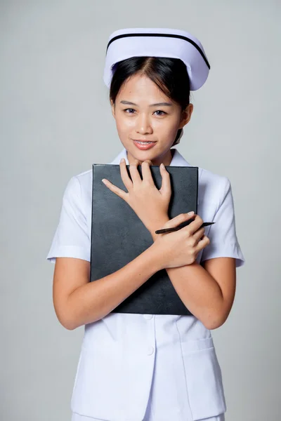 Junge asiatische Krankenschwester halten ein Klemmbrett — Stockfoto