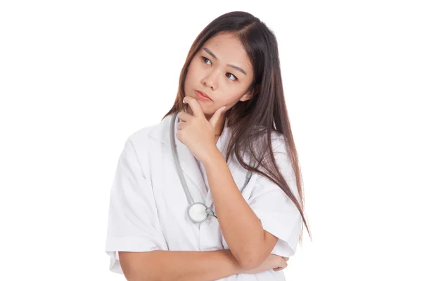 Nachdenkliche, junge asiatische Ärztin — Stockfoto
