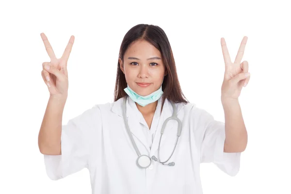 Jeune asiatique femme médecin montrer signe de victoire avec les deux mains — Photo