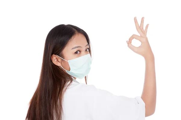 Молодая азиатская женщина врач показывают ОК знак — стоковое фото