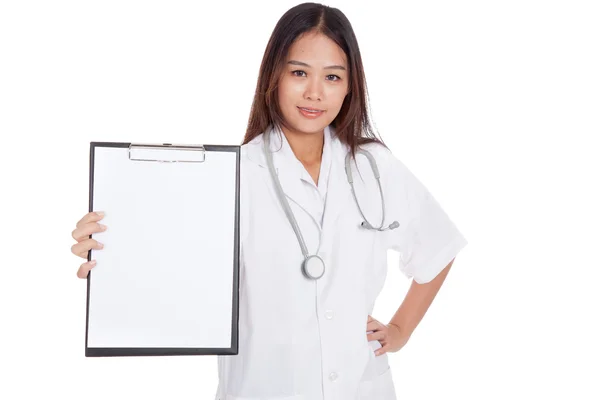 Joven asiática médico muestra un portapapeles en blanco —  Fotos de Stock
