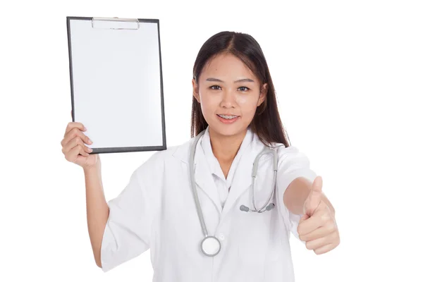 Jovem asiática médico polegares para cima com uma área de transferência em branco — Fotografia de Stock