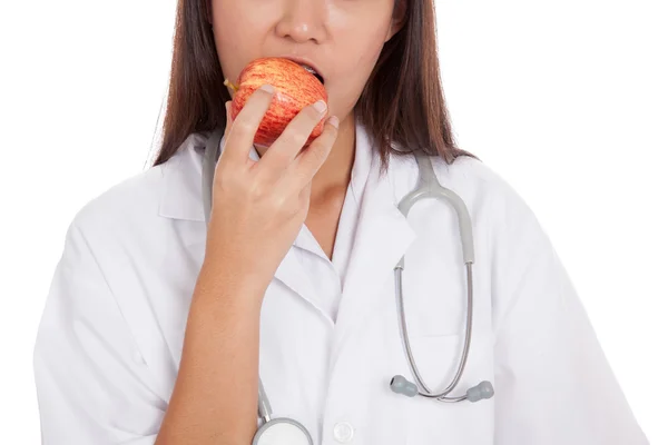 Primer plano joven asiática médico comer manzana — Foto de Stock