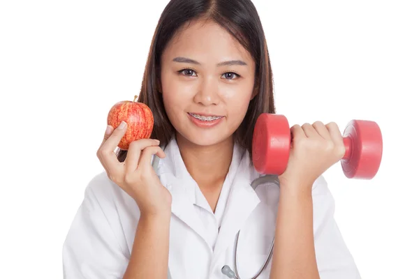 Genç Asyalı kadın doktor tutun elma ve halter — Stok fotoğraf