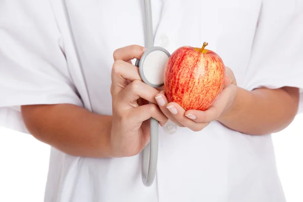 Läkaren lyssnar på ett äpple med stetoskop — Stockfoto