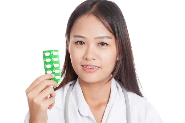錠のブリスター パックと若いアジア女性医師笑顔 — ストック写真