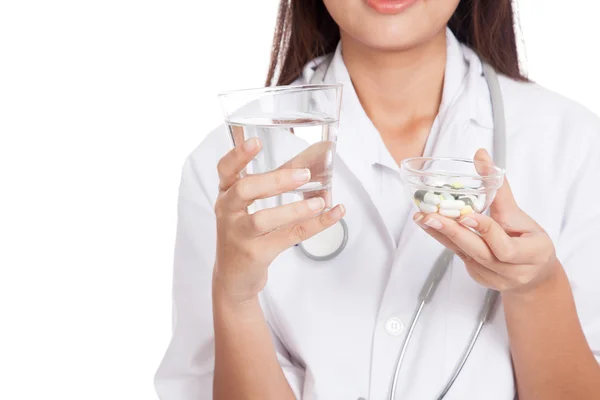 Arzt mit Wasser und Medikamenten — Stockfoto