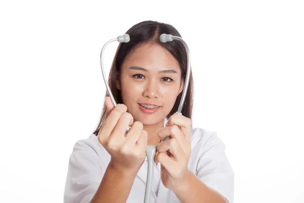 Giovane asiatico femmina medico spettacolo stetoscopio e sorriso — Foto Stock