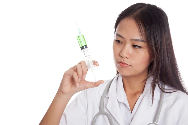 Unga asiatiska kvinnliga läkare titt på sprutan — Stockfoto