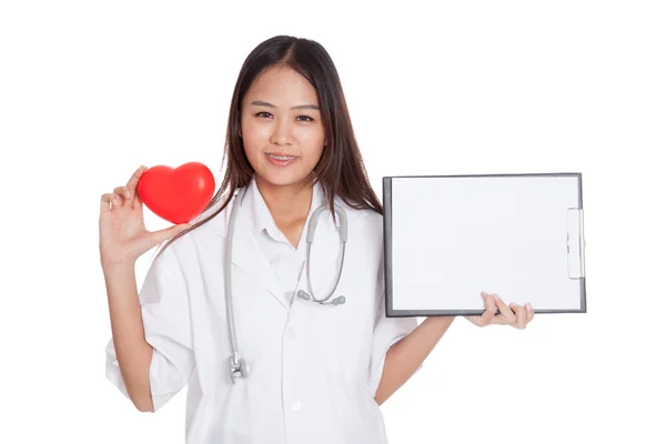 Jovem asiática médica com coração vermelho e área de transferência em branco — Fotografia de Stock