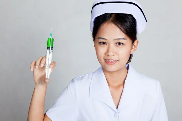 Asiática joven enfermera sonrisa con jeringa —  Fotos de Stock