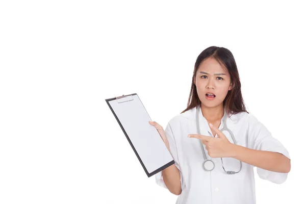 Asiatische junge Ärztin verärgert Punkt zu leeres Klemmbrett — Stockfoto