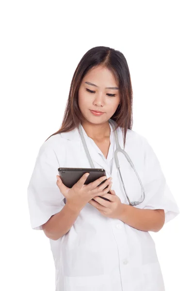 Asiático jovem médico feminino usar um tablet pc — Fotografia de Stock