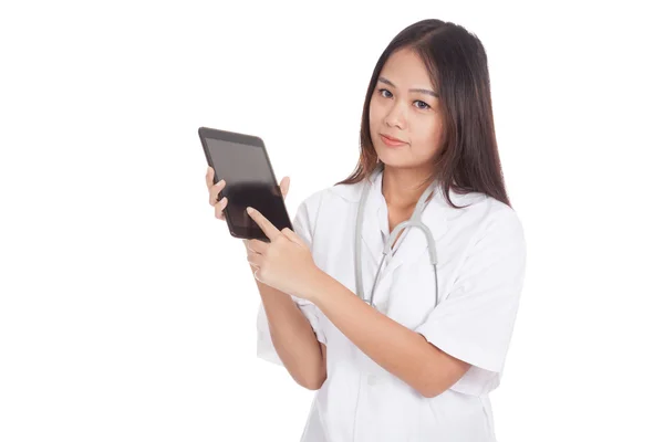 Asya genç kadın doktor değmek perde tablet PC — Stok fotoğraf