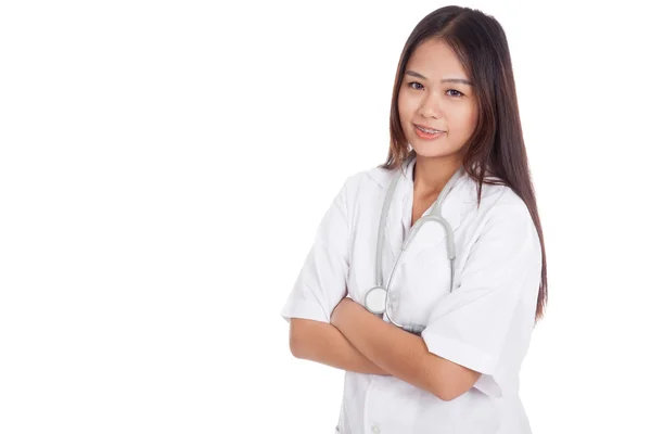 Asiática jovem médico dobrou braços e sorriso — Fotografia de Stock