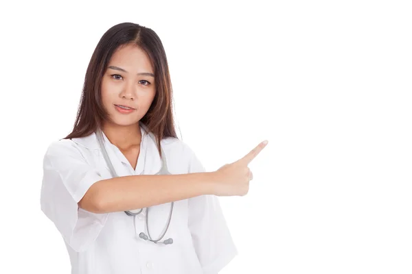 Asiatiska unga kvinnliga läkare pekar på utrymme på sin vänster — Stockfoto