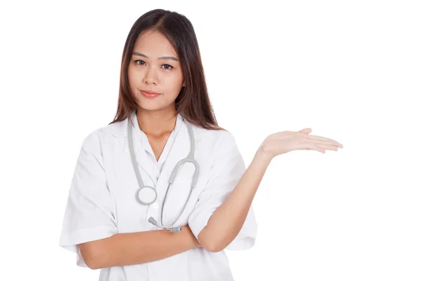 Asiatique jeune femme médecin montrer quelque chose sur elle main — Photo