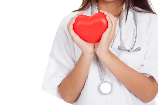 Primer plano de asiático médico mujer celebrar un corazón rojo y — Foto de Stock