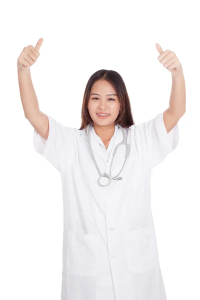 Jonge Aziatische vrouwelijke arts Toon tweetal duimschroef opwaarts — Stockfoto
