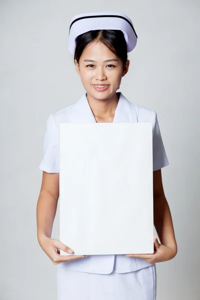 Young Asian nurse hold vertical blank sign — Stock Photo, Image