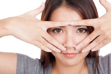 Yine de parmaklarını bakmak genç Asyalı kadın gülümseme