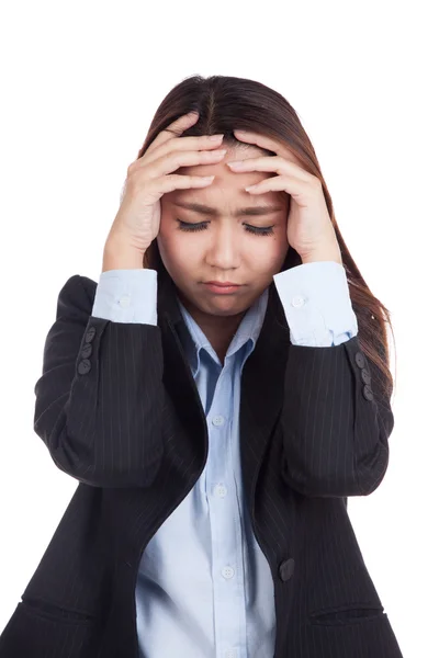 Jonge Aziatische zakenvrouw kreeg zieken en hoofdpijn — Stockfoto