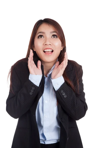 Jonge Aziatische zakenvrouw geschokt en glimlach — Stockfoto