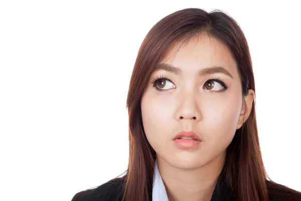 Unga asiatiska affärskvinna titta bort att kopiera utrymme — Stockfoto