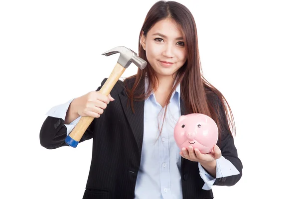 Jovem empresária asiática com martelo e porquinho banco — Fotografia de Stock