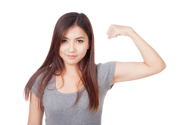 Ung asiatisk kvinna flexar sin biceps — Stockfoto