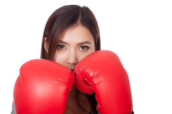 Joven mujer asiática con guante de boxeo rojo —  Fotos de Stock