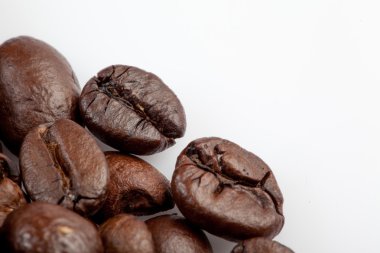 Kavrulmuş kahve çekirdeklerini yakın.