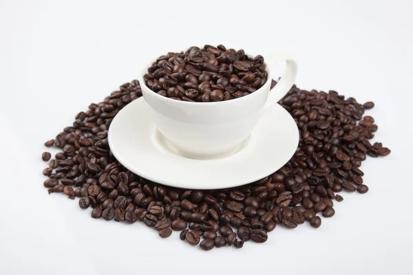 Pražená kávová zrna s šálkem — Stock fotografie