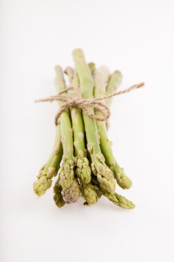 Taze çiğ kuşkonmaz bağlı