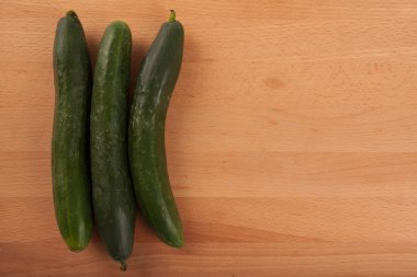 Salatalıklar ahşap masada.