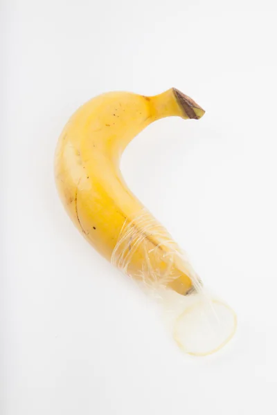 成熟的香蕉用避孕套 — 图库照片