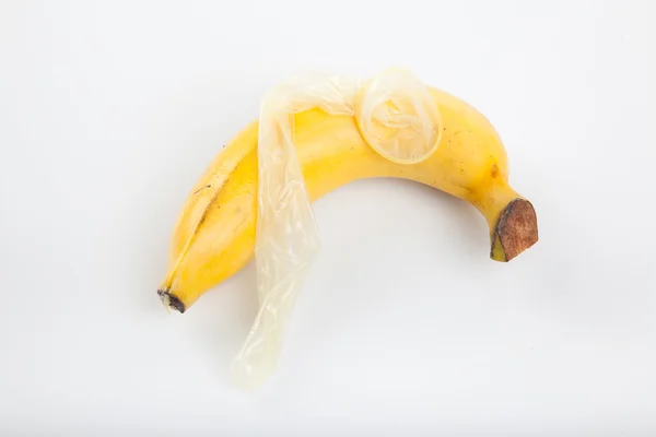 Rijpe banaan met condoom — Stockfoto