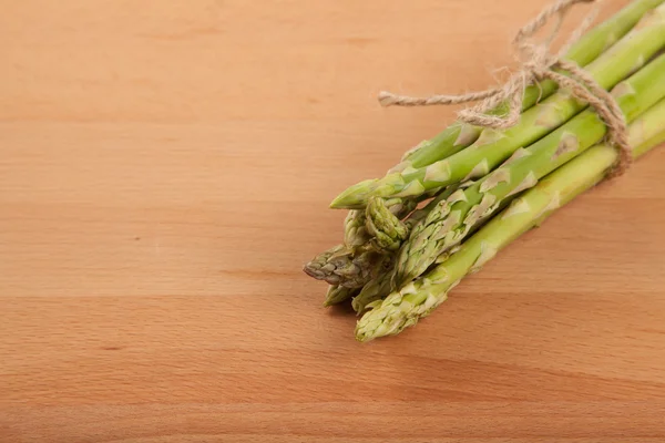 Bundna färsk rå sparris — Stockfoto