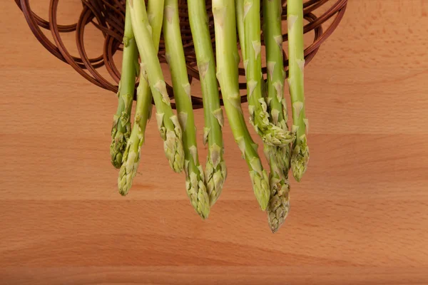 Verse rauwe asperges in mand — Stockfoto