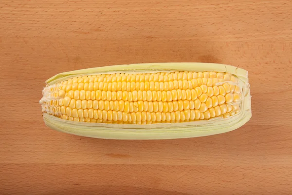 나무 테이블에 Sweetcorn — 스톡 사진