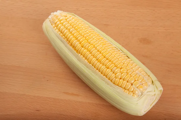 나무 테이블에 Sweetcorn — 스톡 사진