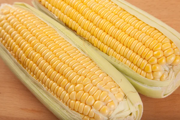 나무 테이블에 Sweetcorn — 스톡 사진