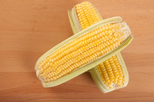 나무 테이블에 Sweetcorn — 스톡 사진