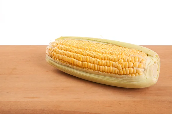 나무 테이블에 Sweetcorn — 스톡 사진