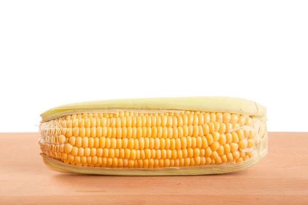 나무 테이블에 Sweetcorn — 스톡 사진